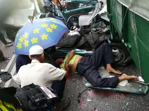 兩羅釐前後夾撞KANCIL遭夾成「三明治」快看視頻!