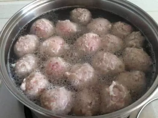 做肉丸是先放水還是先放油?老媽教我這樣做,果真鮮嫩多汁有彈性