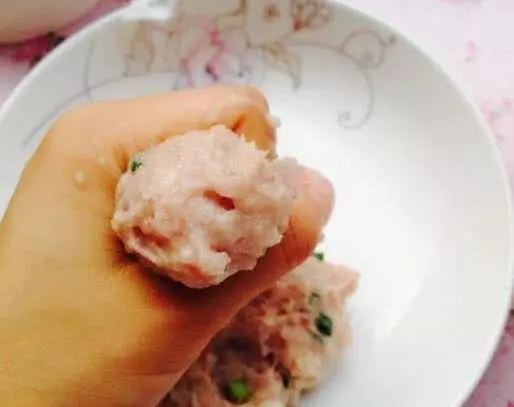 做肉丸是先放水還是先放油?老媽教我這樣做,果真鮮嫩多汁有彈性