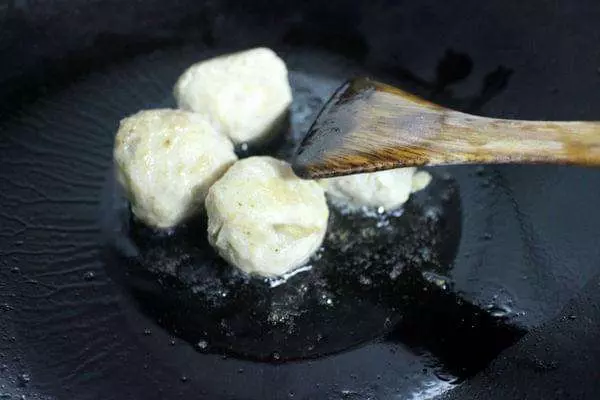 做肉丸是先放水還是先放油?老媽教我這樣做,果真鮮嫩多汁有彈性