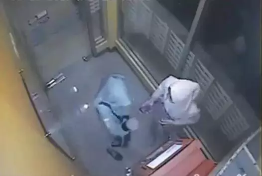 大馬人注意這兩個馬來妹拾到錢包後,輕而易舉取走卡裡的錢看完你還敢這樣設置密碼?