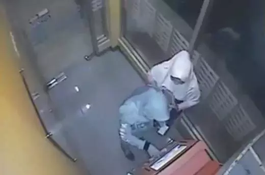 大馬人注意這兩個馬來妹拾到錢包後,輕而易舉取走卡裡的錢看完你還敢這樣設置密碼?