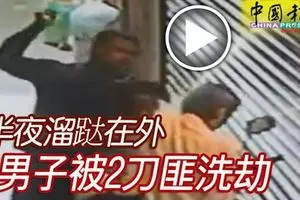 大馬人注意這兩個馬來妹拾到錢包後,輕而易舉取走卡裡的錢看完你還敢這樣設置密碼?
