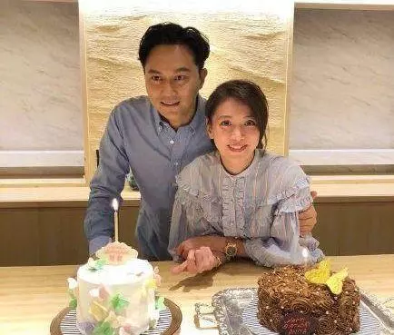 人到中年的袁詠儀再留長發,重回顏值巔峰,張智霖真的是賺到了~~~