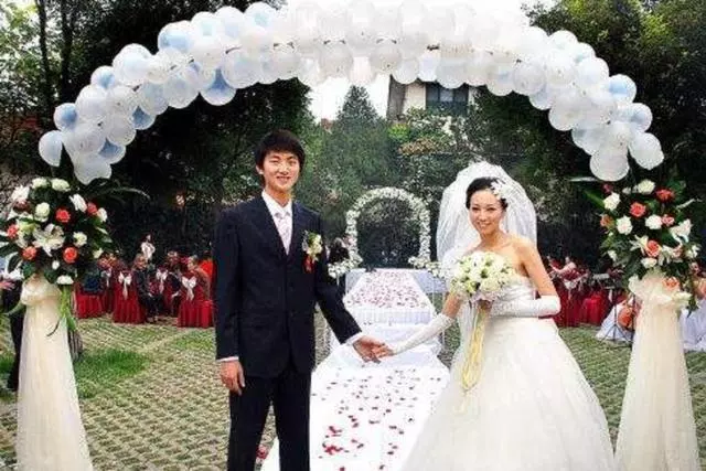 結婚小姑子逼我交出工資卡,我氣得脫下婚紗就走,婆婆的話我笑了