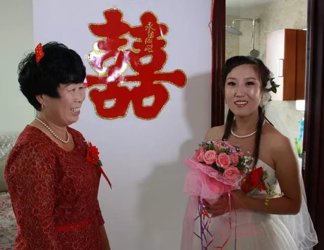 結婚小姑子逼我交出工資卡,我氣得脫下婚紗就走,婆婆的話我笑了