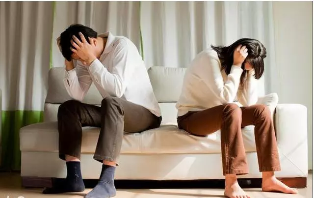 我媽住院老公裝病不去照顧,婆婆拿出一份協議,老公跪在我面前!