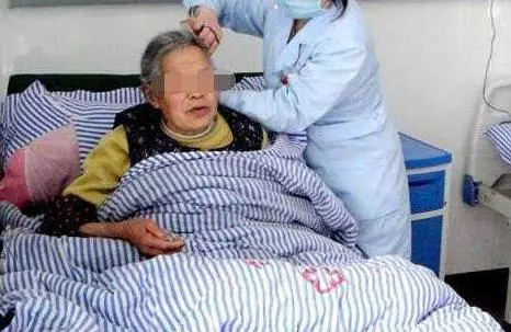 我媽住院老公裝病不去照顧,婆婆拿出一份協議,老公跪在我面前!