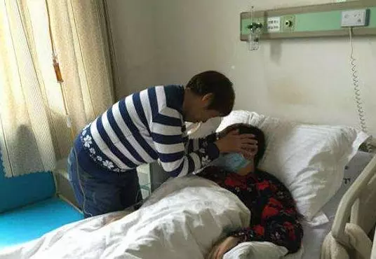 母親住院婆婆來看望,走後發現枕頭下的東西,母親打了我一巴掌!