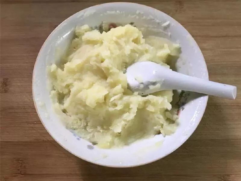 土豆的這種做法你肯定沒試過,金黃酥脆還爆漿,連吃2個不罷手~