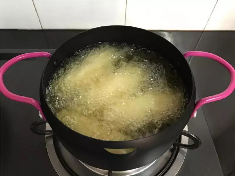 土豆的這種做法你肯定沒試過,金黃酥脆還爆漿,連吃2個不罷手~