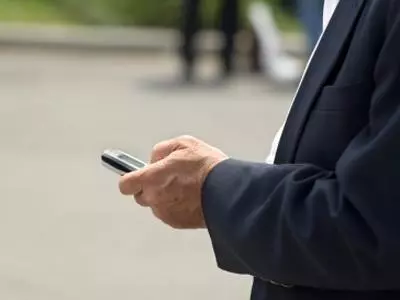 打電話給加班的老公,忘記掛斷,聽到那頭的聲音,我果斷按下錄音