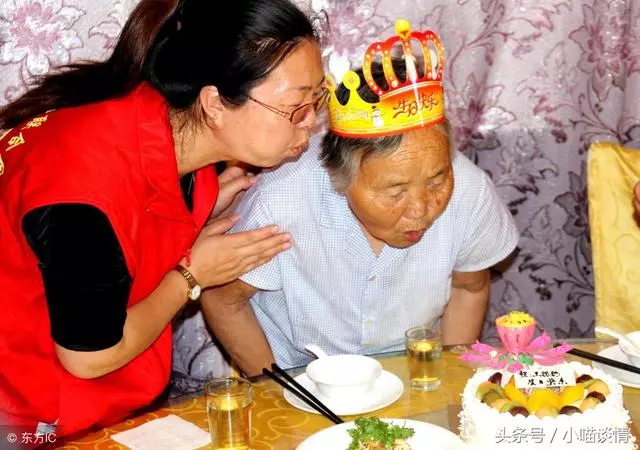 婆婆生日我送耳環,她扔垃圾桶,小侄子童言無忌說一話,我樂開花