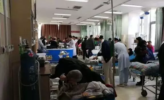 結婚當天,丈母娘和我媽各給我一張卡,第二天一查帳我淚流滿面