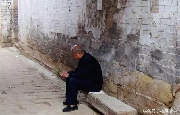 為給弟弟湊學費,繼母讓她嫁50歲男人,見面後她喊了一聲「爸」