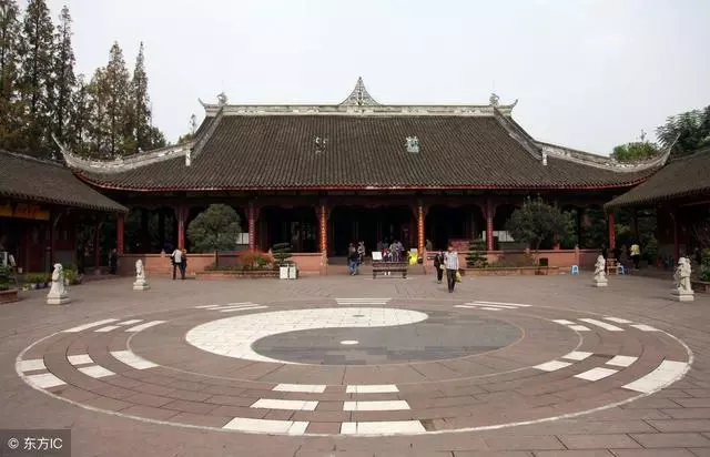 大哥離婚丟下侄子,再結婚後不管不顧,侄子結婚把我扶上了父母席