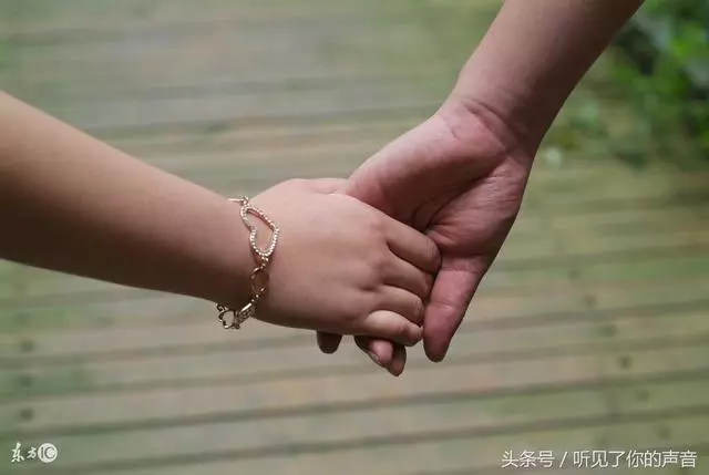 老婆經常帶女兒去娘家玩, 回來後女兒開口說一話 ,嚇得我腿軟