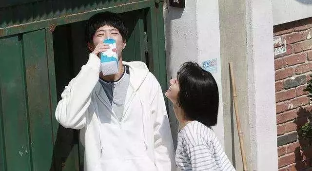 和前妻辦完離婚手續,走出民政局接到我媽電話,我哭著要立刻復婚