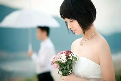 和前妻辦完離婚手續,走出民政局接到我媽電話,我哭著要立刻復婚