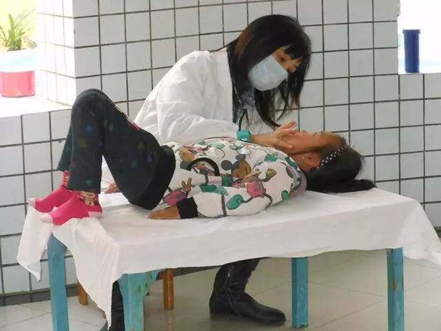 帶女兒去醫院做體檢,看完體檢報告後,我衝出去妯娌家打她砸他家