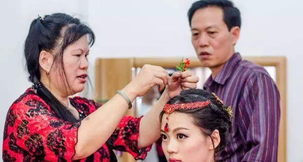 婆婆只給小兒媳帶孩子,累到中風就讓大兒媳照顧,兒媳的舉動亮了