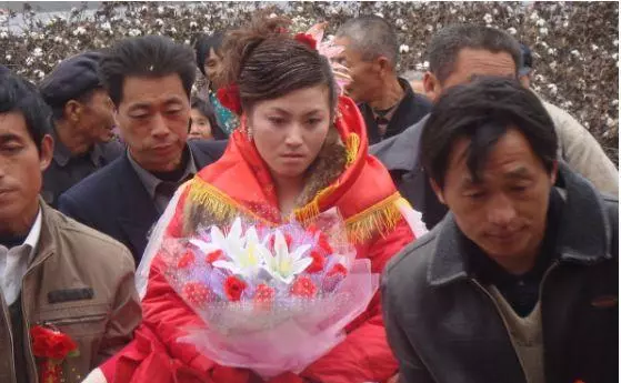 新婚第二天,婆婆悄悄對兒媳說了秘密:我兒子已經死三年多了