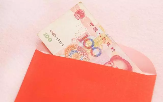 外孫過生日我送500,女婿嫌少退給我,回家打開一看,我老淚縱橫