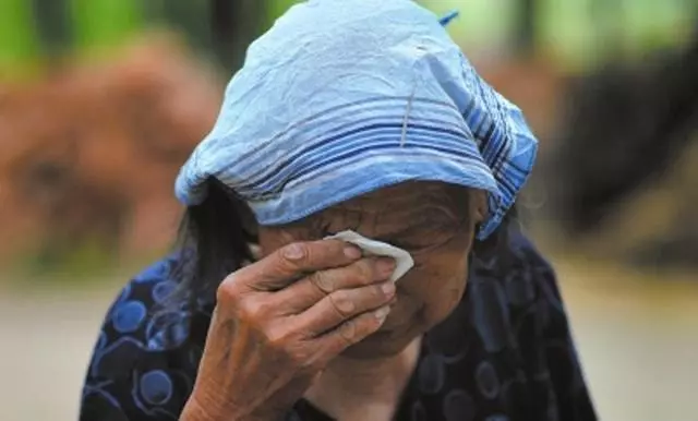 外孫過生日我送500,女婿嫌少退給我,回家打開一看,我老淚縱橫