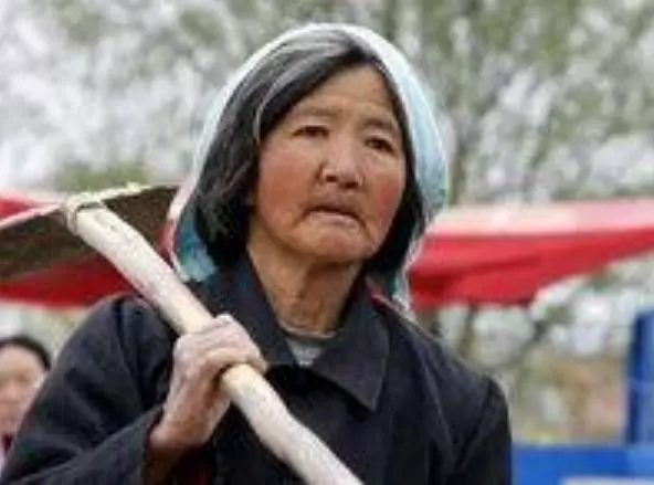 幫兒子帶孩子,飯菜好了我先喂孫子,再回桌上我淚流不止!