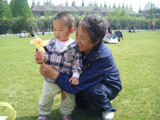 幫兒子帶孩子,飯菜好了我先喂孫子,再回桌上我淚流不止!