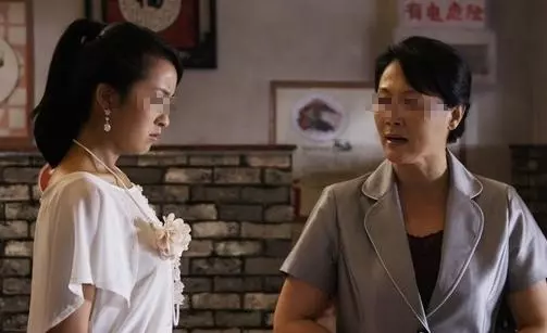 我癱瘓後被兩個兒子拋棄,女兒收留我,五年後兒子悔青了腸