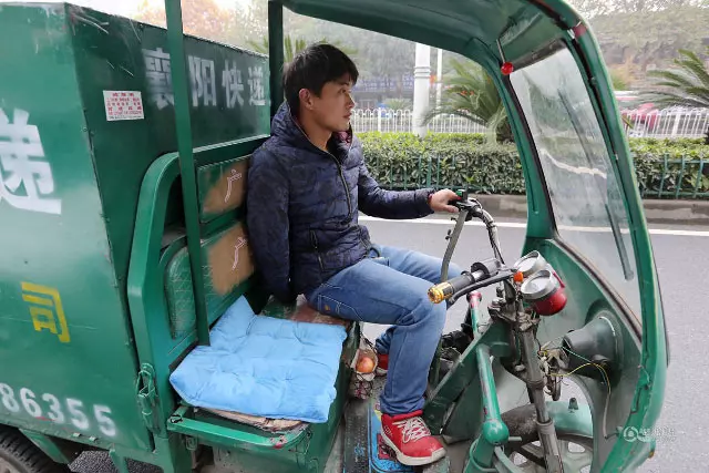 快遞員放工回家路遇「迷路老婆婆」,好心收留她一晚,明天一早卻接到老闆的一通電話!