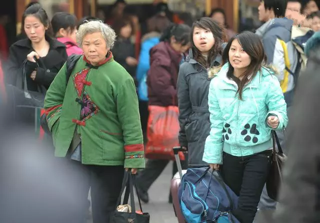快遞員放工回家路遇「迷路老婆婆」,好心收留她一晚,明天一早卻接到老闆的一通電話!