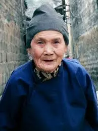 快遞員放工回家路遇「迷路老婆婆」,好心收留她一晚,明天一早卻接到老闆的一通電話!
