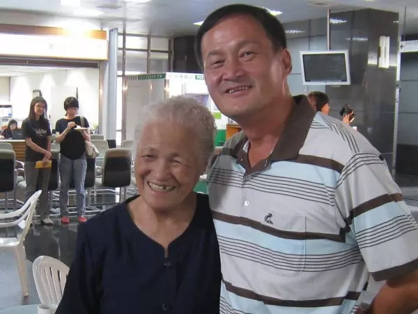 快遞員放工回家路遇「迷路老婆婆」,好心收留她一晚,明天一早卻接到老闆的一通電話!