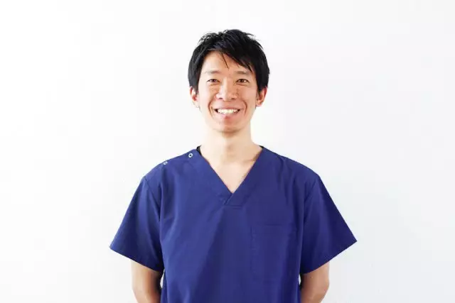 快遞員放工回家路遇「迷路老婆婆」,好心收留她一晚,明天一早卻接到老闆的一通電話!