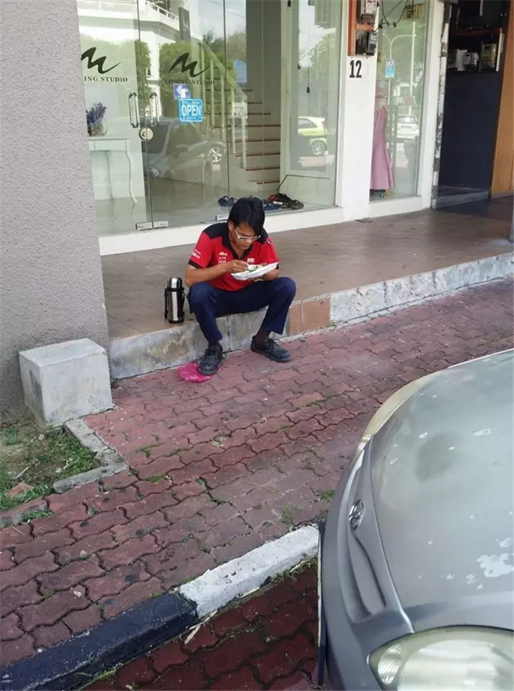 蹲路邊吃飯被嘲沒出息 冷氣技工感委屈