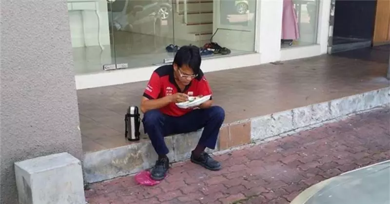 蹲路邊吃飯被嘲沒出息 冷氣技工感委屈