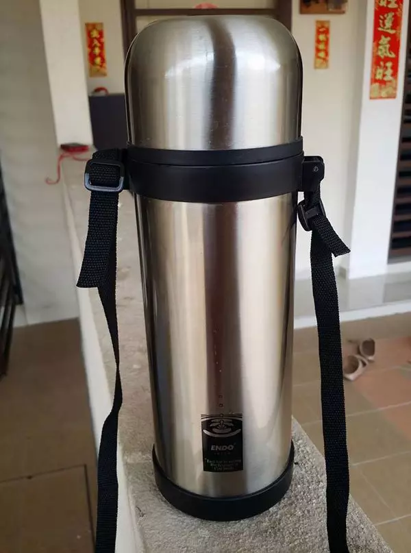 蹲路邊吃飯被嘲沒出息 冷氣技工感委屈