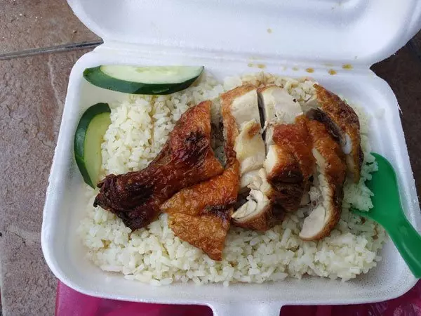 蹲路邊吃飯被嘲沒出息 冷氣技工感委屈
