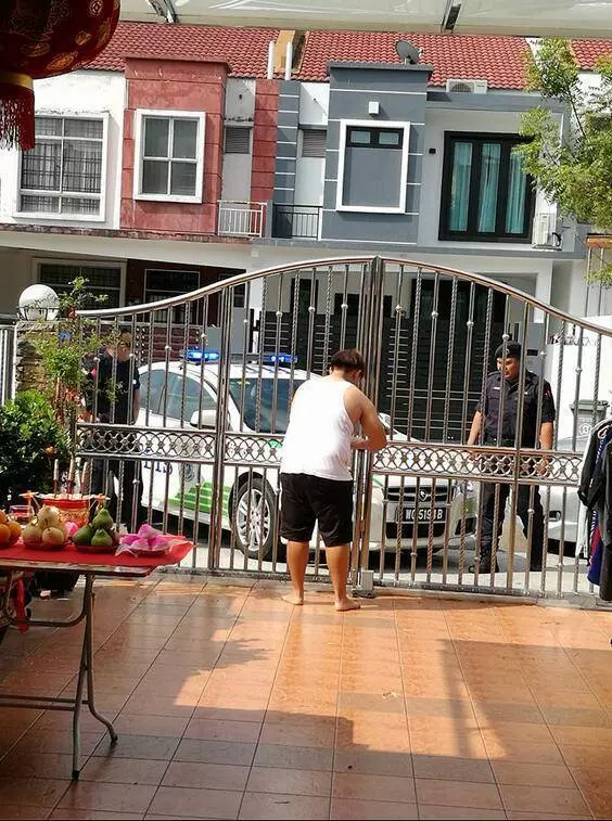 新山發生恐怖搶劫傷人案:就埋伏在你家門口,防不勝防差點出人命,保安竟然什麼都不管?