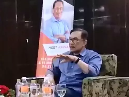 妻代夫從政 女輟學 安華反駁裙帶論