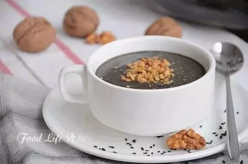 黑芝麻最大的功效竟然不是烏髮!而是這個!!每天一把效果驚人!
