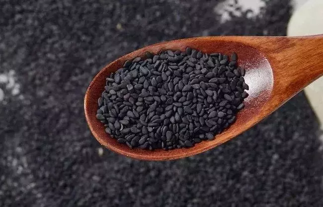 黑芝麻最大的功效竟然不是烏髮!而是這個!!每天一把效果驚人!