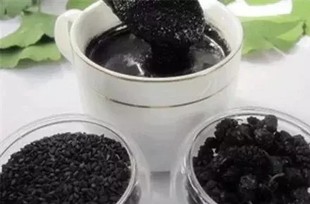 黑芝麻最大的功效竟然不是烏髮!而是這個!!每天一把效果驚人!