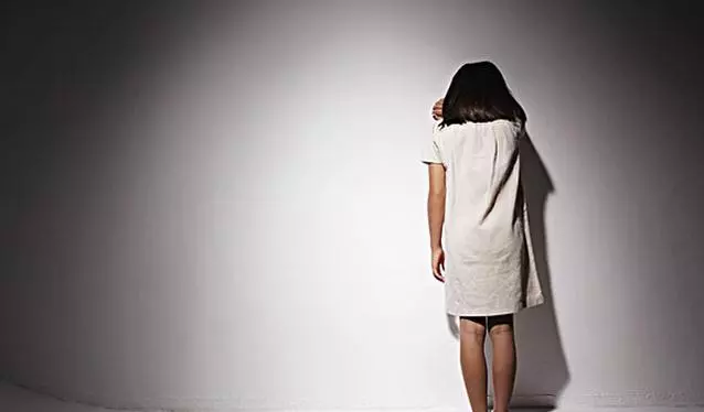 新山:華裔離婚婦開賭檔,任由3名年幼女兒被外勞欺負!