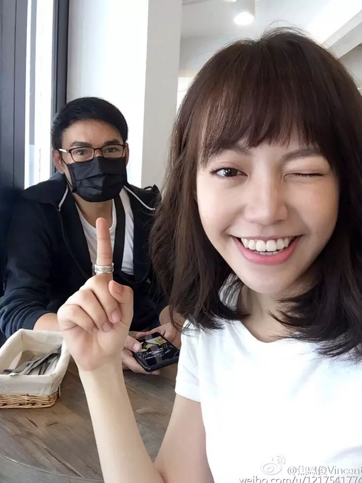 他為爭奪女兒撫養權,寧願凈身出戶,今51歲將二婚妻子寵上天!