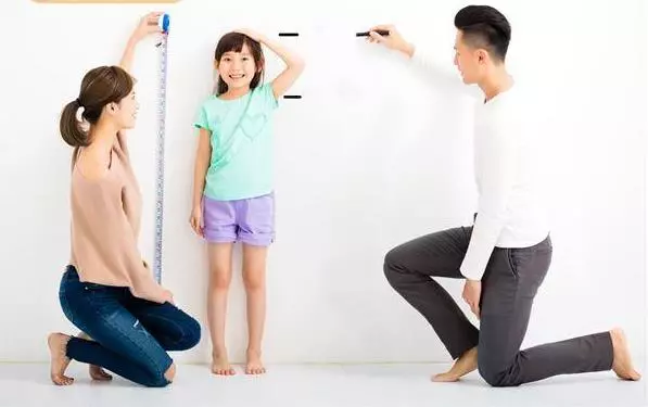 想讓孩子高人一等?試試睡前按摩腳底生長板,只要5分鐘!
