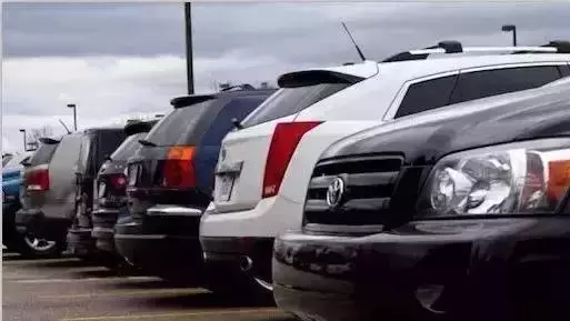 在大馬停車有技巧,三個停車位,你願意停放在那? -