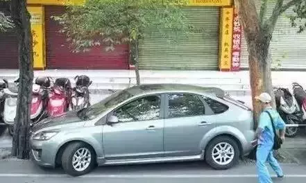 在大馬停車有技巧,三個停車位,你願意停放在那? -
